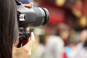 Fotografia abstrakcyjna: jak eksperymentować z kolorem i fakturą?